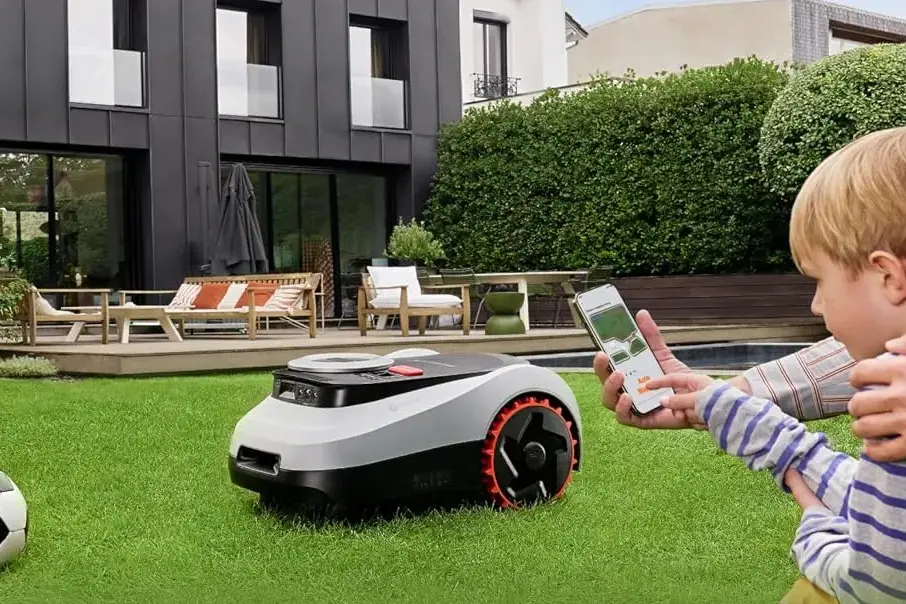 Vyhýbá se překážkám a nepotřebuje drát. Vyzkoušeli jsme robotickou sekačku Segway Navimow i215