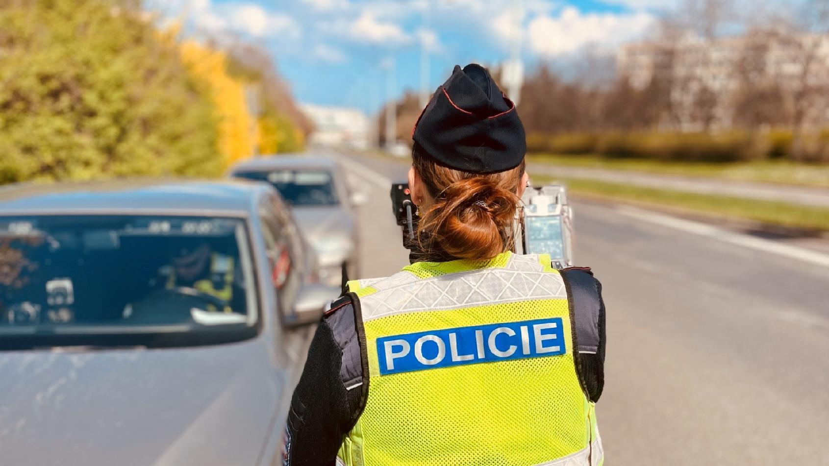 Osmnáctiletý mladík v audi projel obcí na Frýdecko-Místecku skoro stopadesátkou