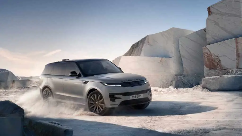 Range Rover Sport přijíždí s elektrickým pohonem, slibuje skvělou dynamiku