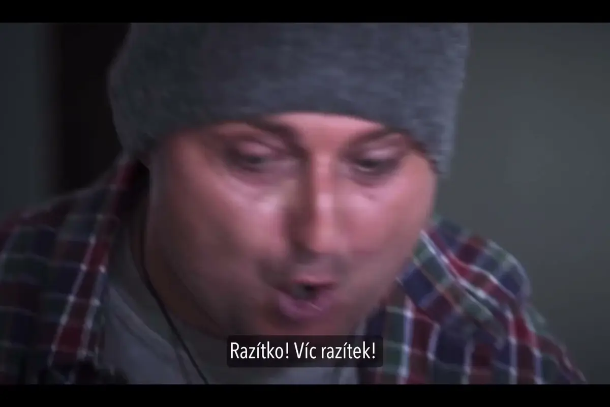 Motoristé v klipu ztvárnili defenestraci názorového odpůrce