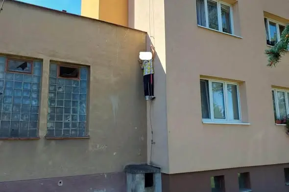 Chlapec v Přelouči šplhal po hromosvodu pro dron, ve čtyřech metrech ze strachu uvízl