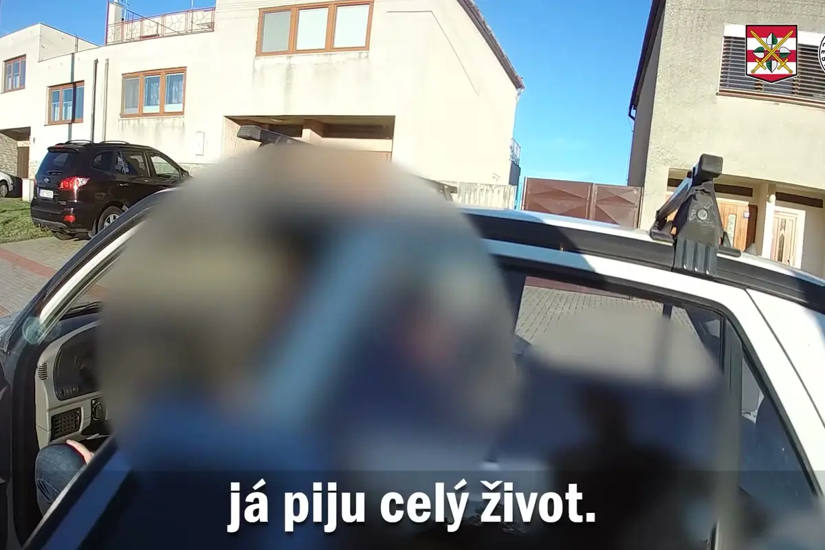 Kluci, nejde to udělat, jakože poplácat po rameni? Řidič se skoro 4 promile žoviálně vyjednával s policisty, ne dlouho