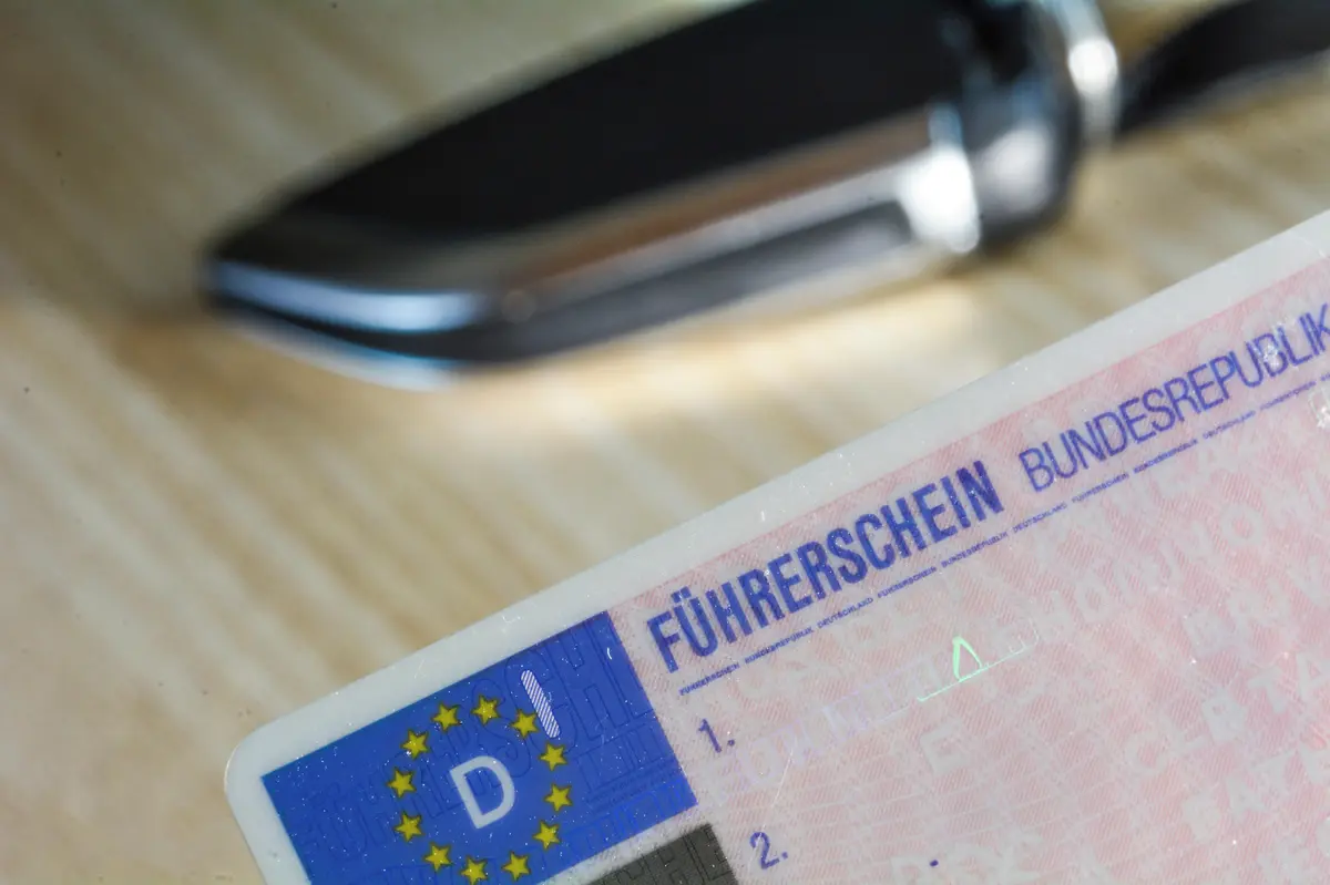Mladík v Německu přišel o řidičák tři hodiny poté, co směl usednout za volant bez doprovodu