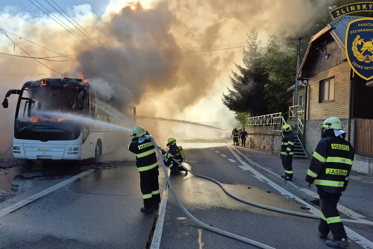 V Lutonině hořel autobus s padesáti lidmi. Dráty vysokého napětí komplikovaly zásah
