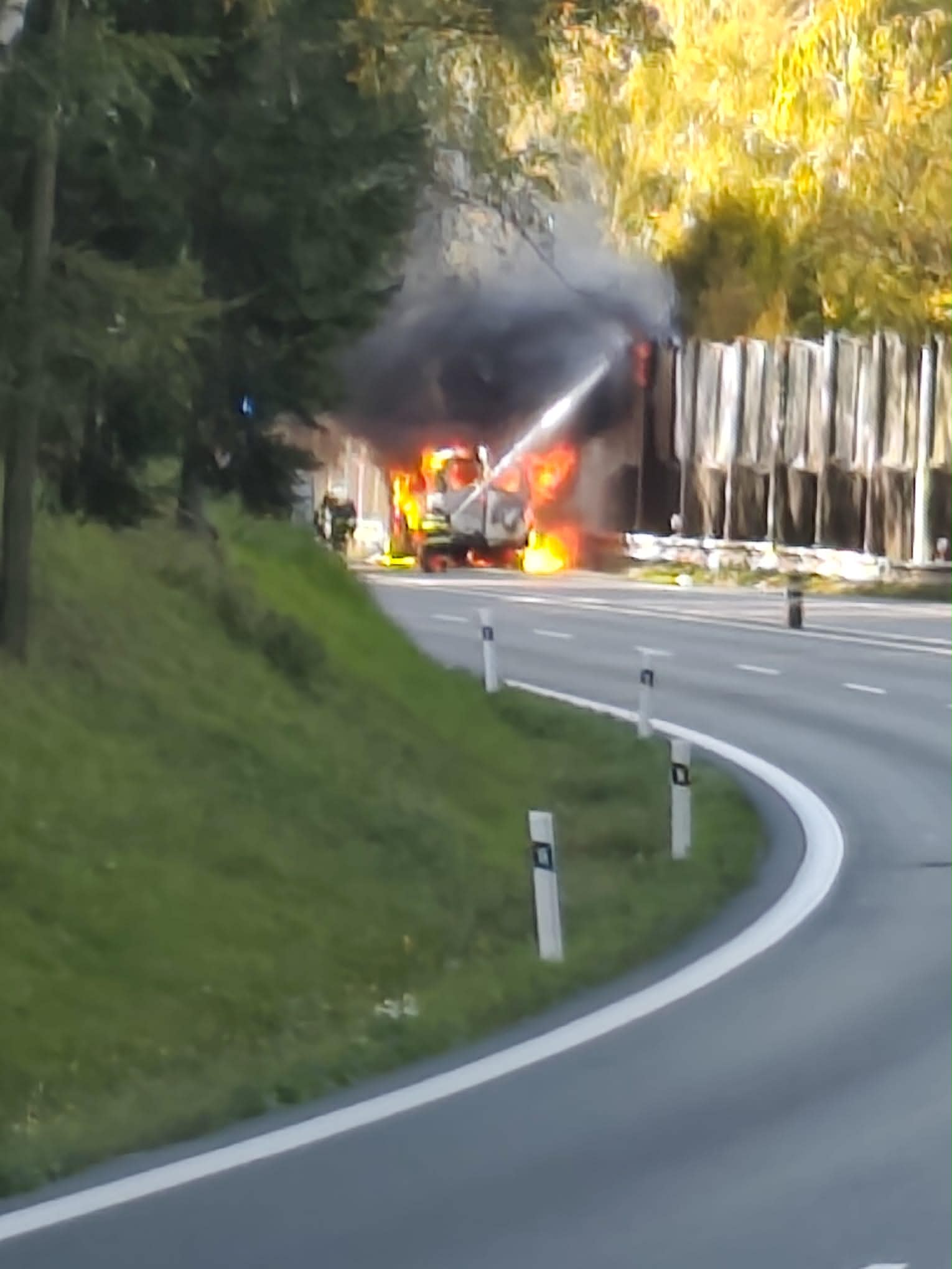 Auto na silnici u Mirošovic pohltily plameny 