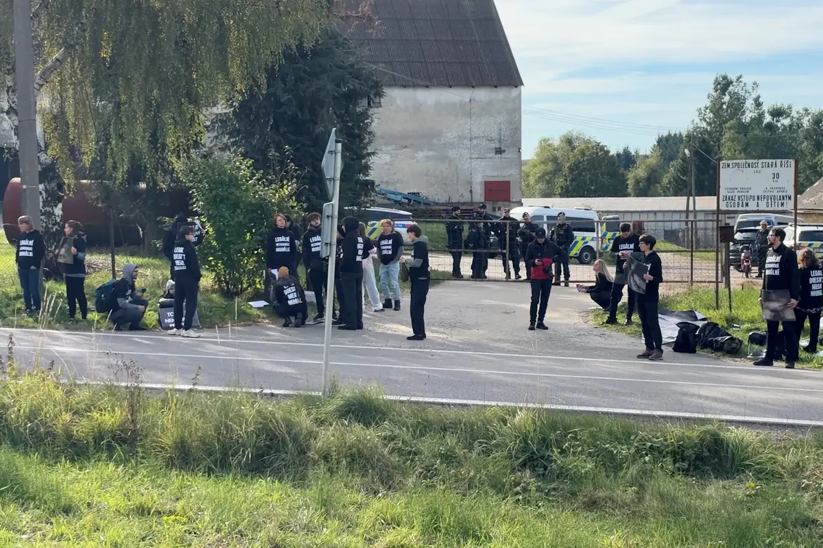 Aktivisté na Jihlavsku obsadili chov prasat, vyvedla je policie