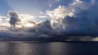 Atmosféra je nebývale vlhká. Roste potenciál extrémních srážek