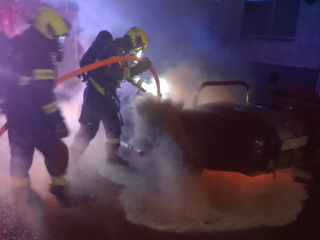 U Slavkova shořel raritní Shelby Cobra. Auto vzplálo za jízdy, majitel stačil utéct