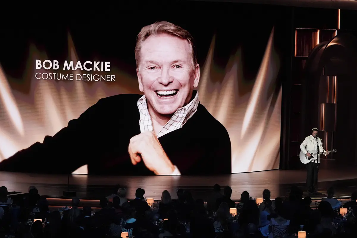 Zemřel král nahých šatů a extravagantních kostýmů Bob Mackie