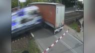 Vlak rozmetal kamion uvázlý na přejezdu v Polsku