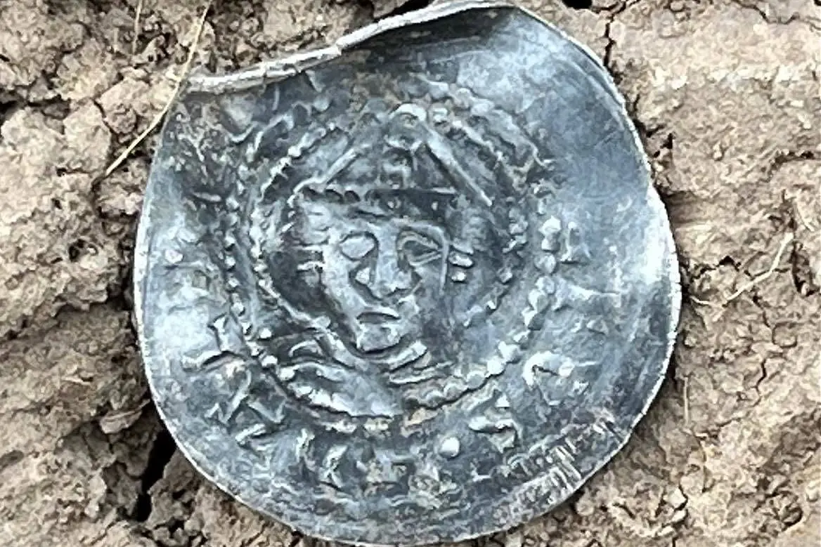 Při stavbě dálnice D35 našli archeologové unikátní minci se svatým Vojtěchem, v Česku je jediná