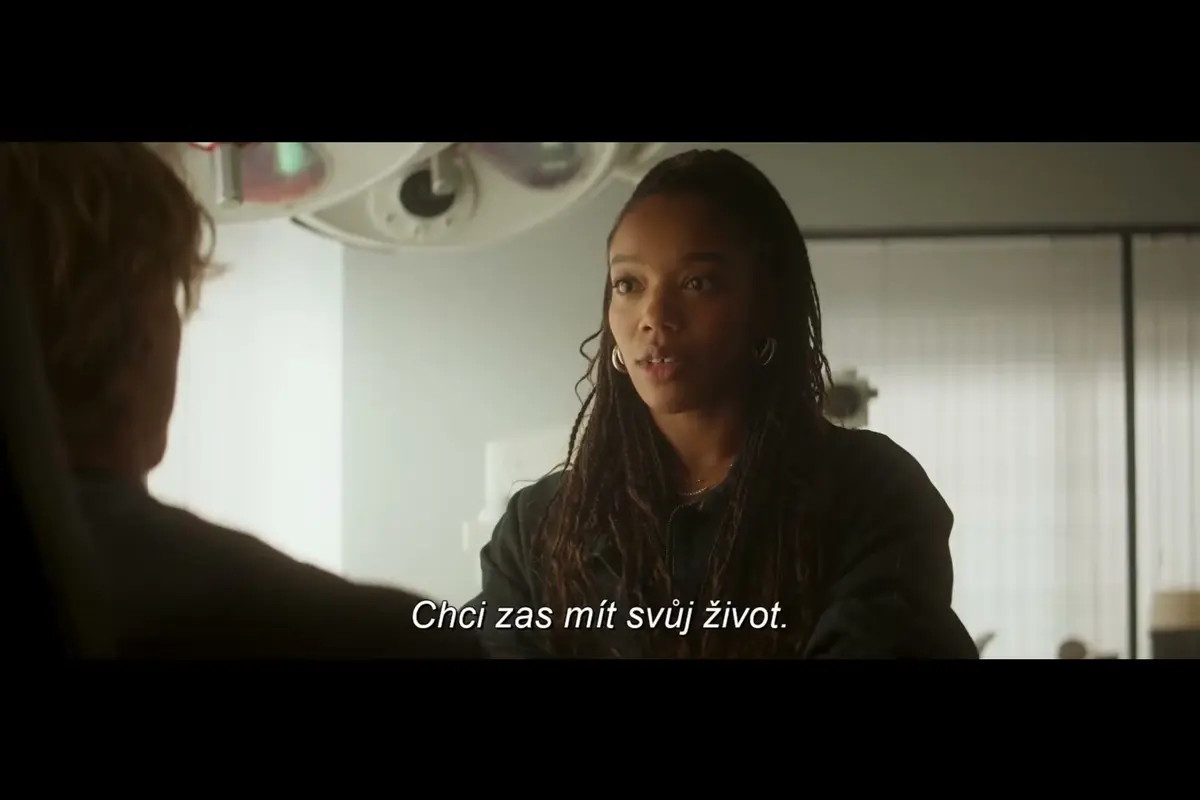 Nový DC film láká do kina na hororový přerod slavného herce v hliněné monstrum