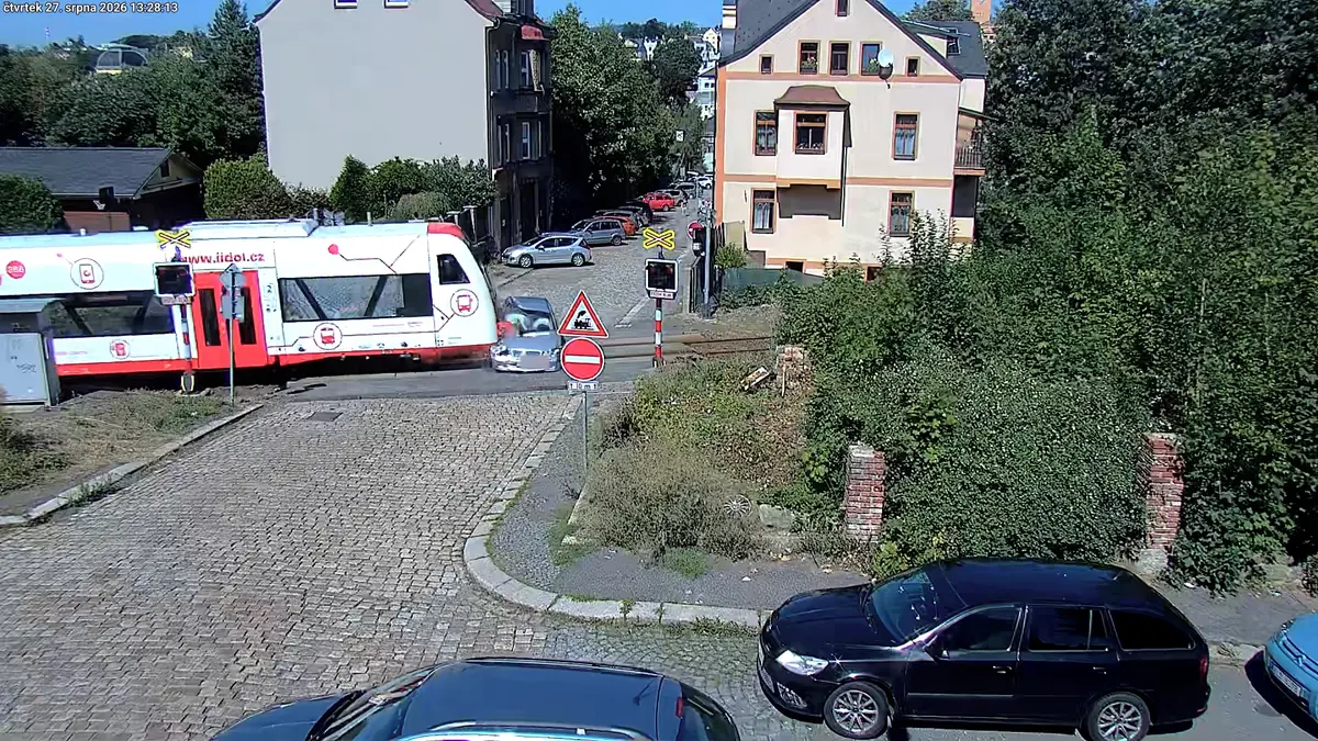 Ani vážné nehody řidiče neodradily. Dál hazardují na nebezpečném přejezdu v Jablonci