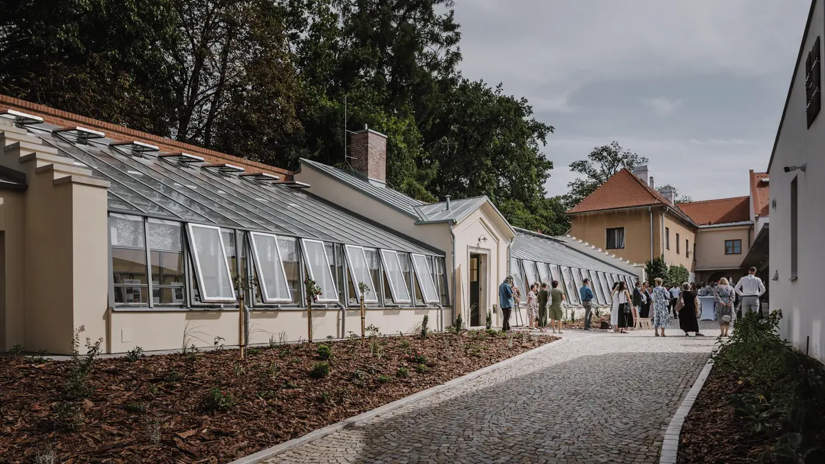 Zámecké skleníky se z ruin probouzejí k životu. Nově opravený je ve Slavkově u Brna