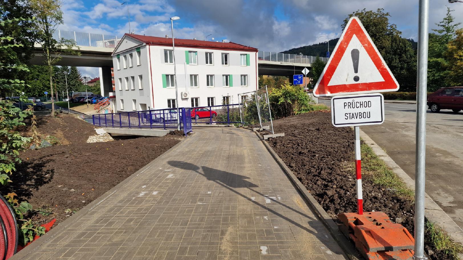Cyklisté ve Vsetíně mohou projet po části opravené stezky a nové lávce