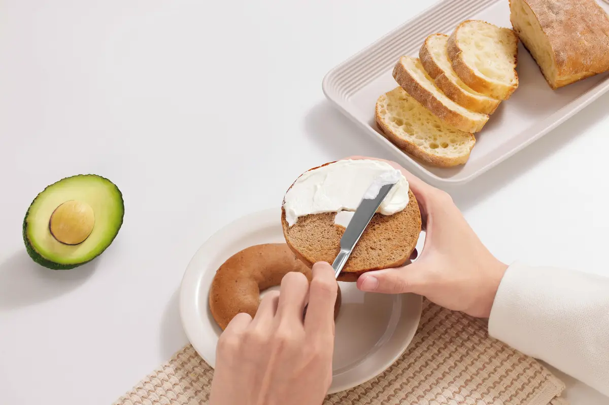 Hladový Australan řídil koleny a za volantem mazal bagel