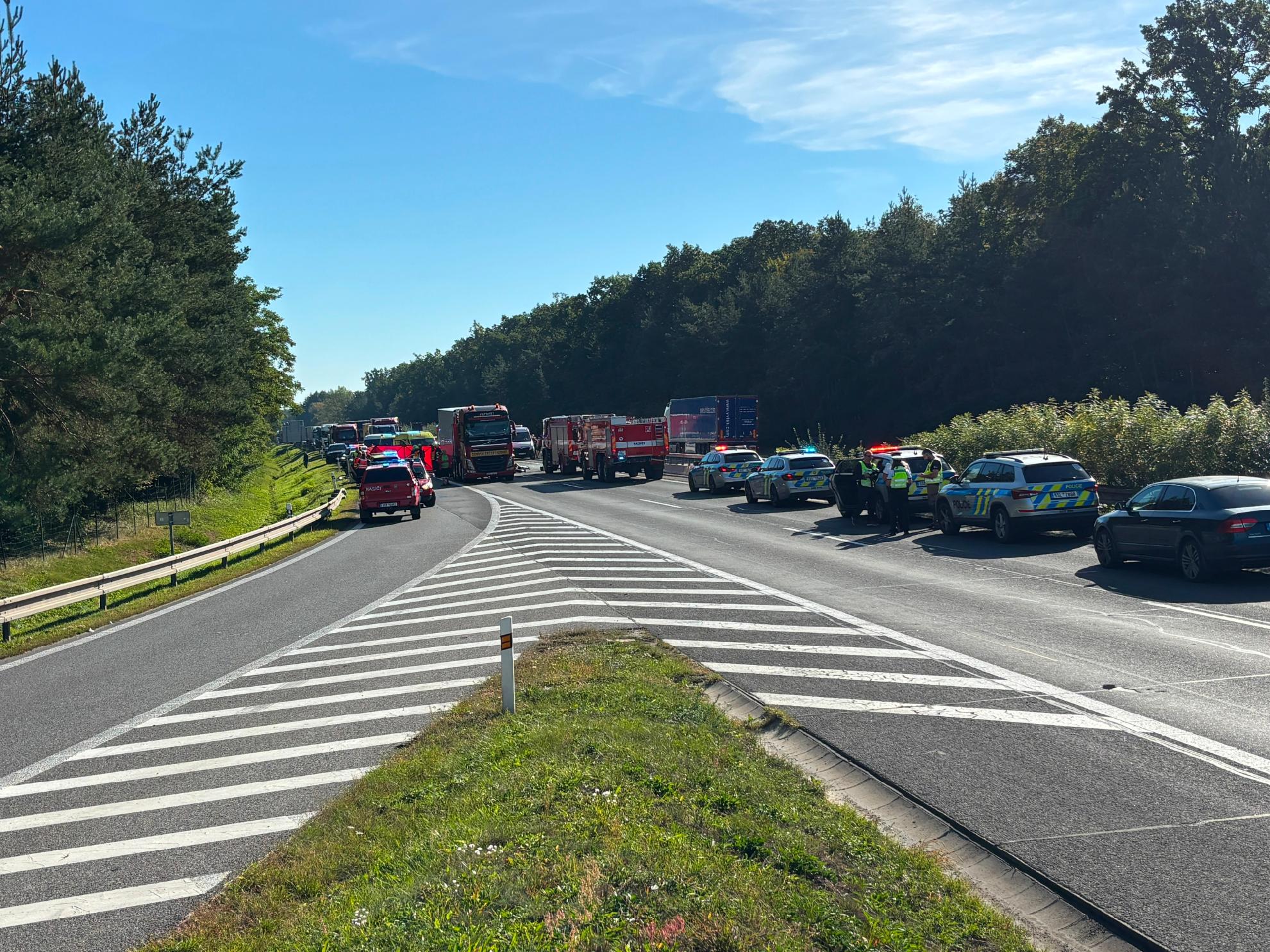Tragická dopravní nehoda zablokovala dálnici D11, směr na Prahu je neprůjezdný