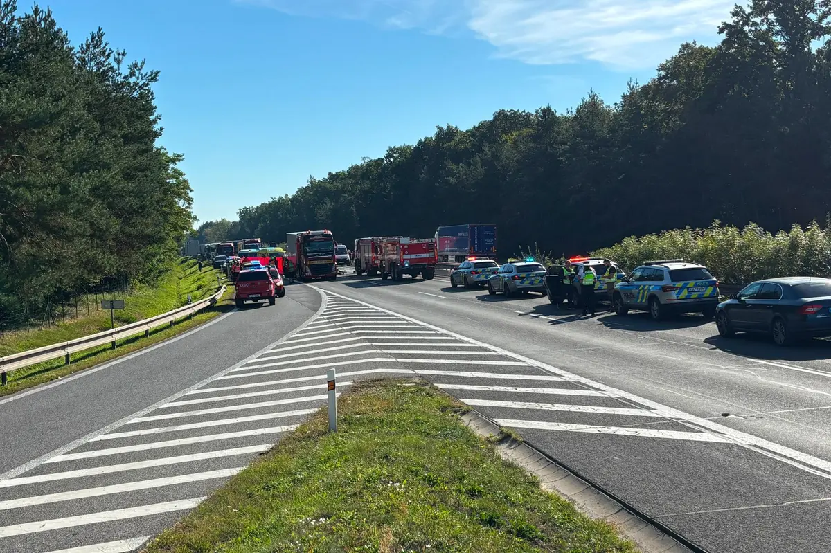 Tragická dopravní nehoda zablokovala dálnici D11, směr na Prahu je neprůjezdný