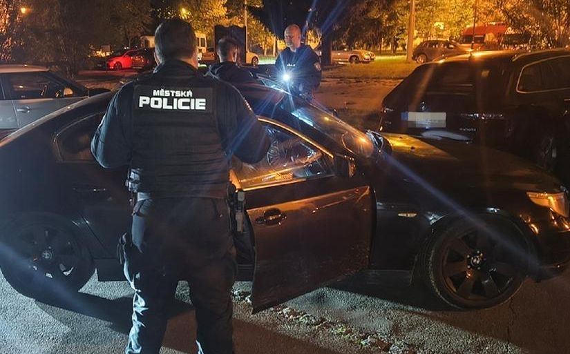 Strážníci v Plzni třikrát po sobě zadrželi mladíka v BMW. Řidičák nemá, drogy ano