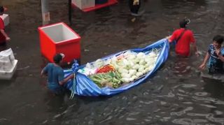 Zaplavené ulice Bangkoku vypadají jako plovoucí tržnice