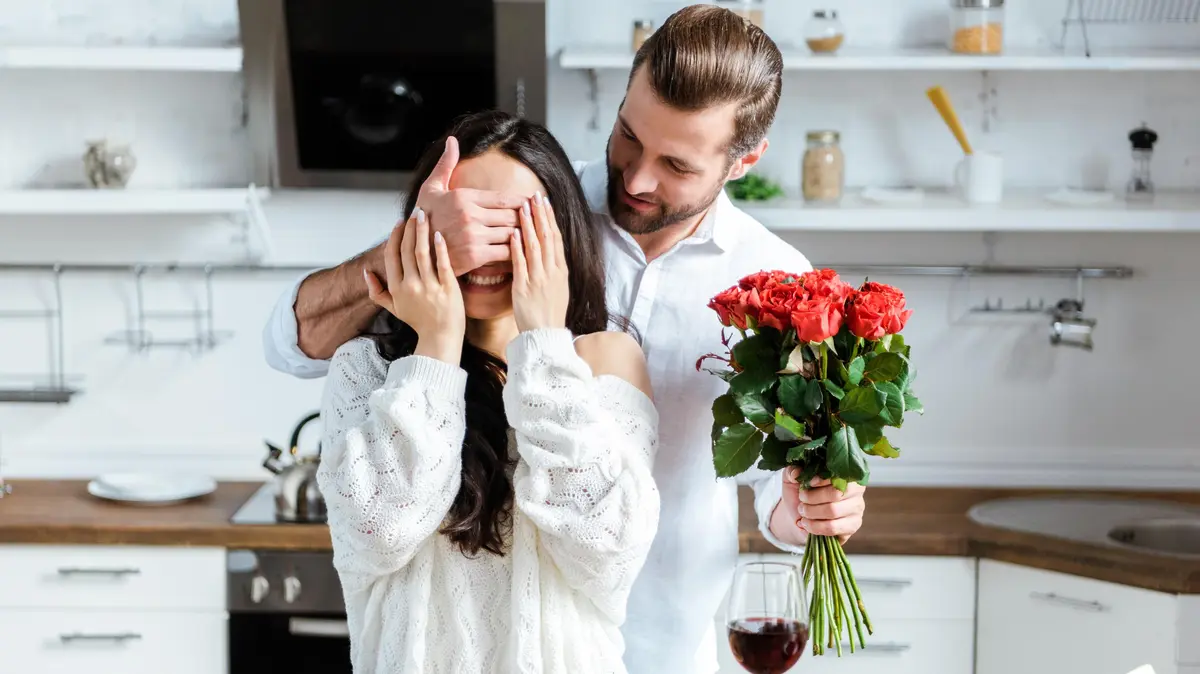Lovebombing je past. Čím se liší od velkého zájmu a proč je tak nebezpečný 