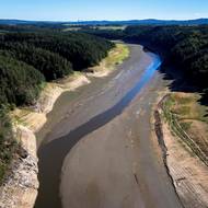 Vltava nad Podolským mostem místy připomíná spíše úzký říční tok než vodní nádrž.