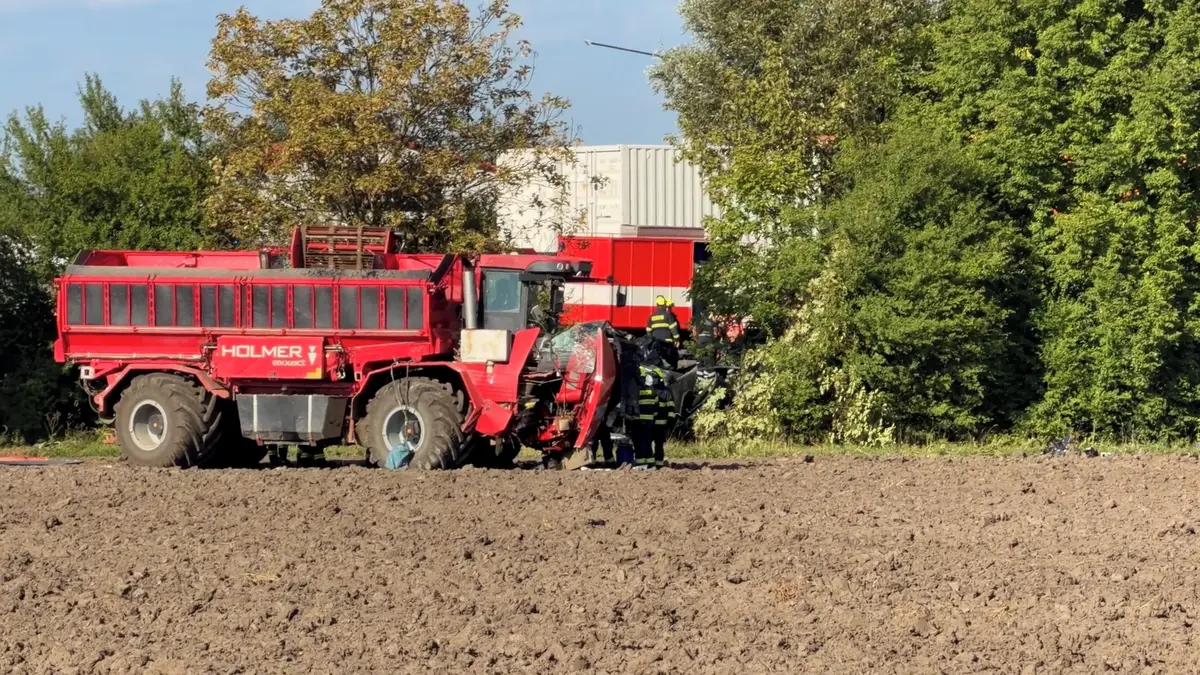 Zemědělský stroj vjel u Prahy do protisměru a srazil se s autem a dodávkou, jeden mrtvý