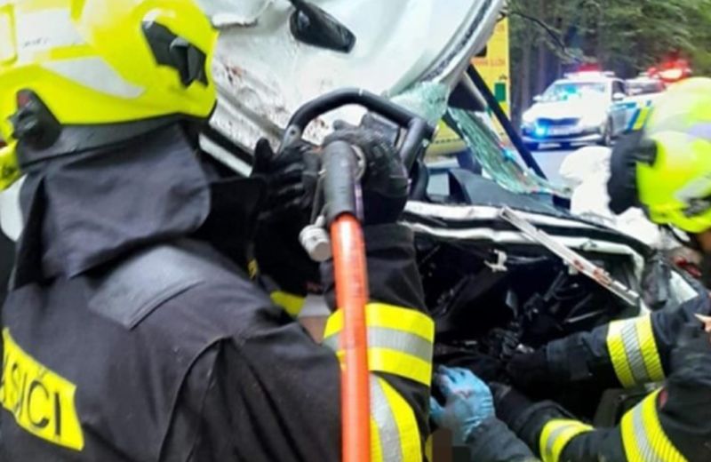 Noha na plynu a 1,8 promile. Řidič dodávky nezvládl na Benešovsku zatáčku, čtyři zranění