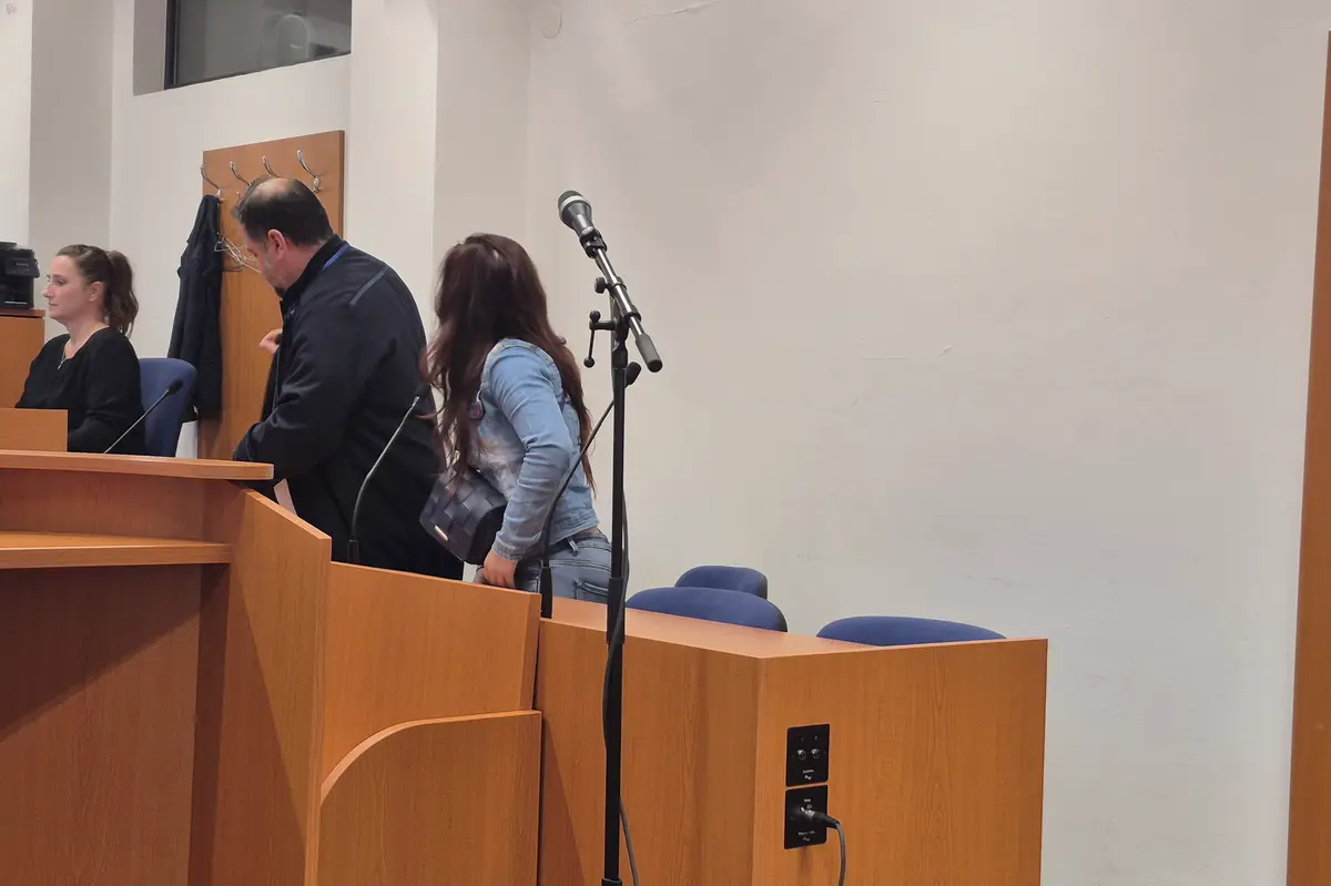 Radši bych vzala pánvičku, než nůž. Obžalované matky se zastal i pobodaný otec společných dětí 