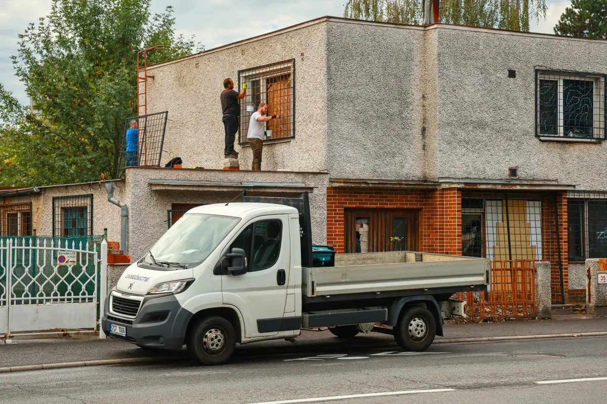 Původně to byla pěkná vilka v Budějovicích. Teď vybydlené doupě plné odpadu zabezpečilo město