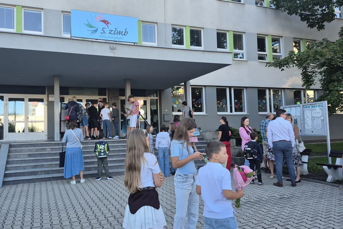 Začala škola, někde s omezeními, jinde v novém. Další školy se ve středních Čechách ještě staví 