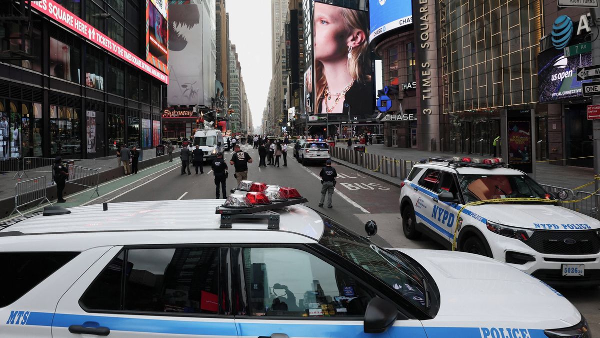 Po útoku nožem na Times Square zemřela vysoce postavená manažerka Bank ...