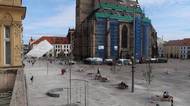 FOTO: Část plzeňského náměstí se proměnila v novou rozlehlou pěší zónu se stromy a moderními prvky