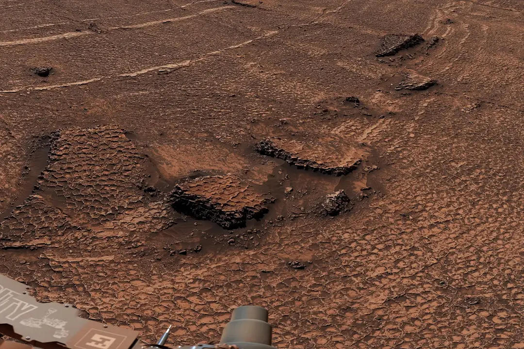 Vozítko Curiosity oslavilo 14 let na Marsu. Snímky ukázaly záhadné obrazce i poškozené kolo 