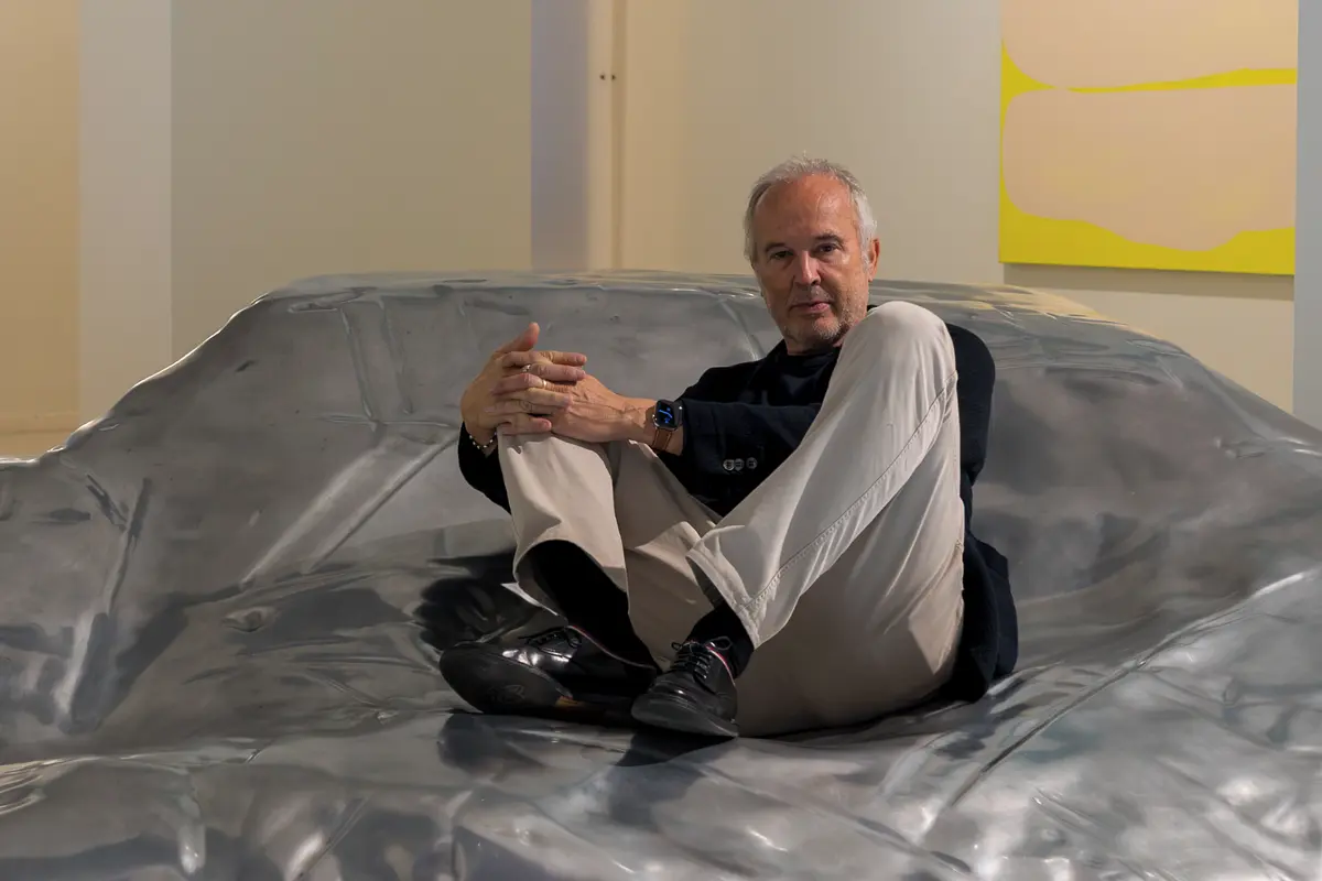 Svetr přes tři patra či obří nakládaná okurka. Erwin Wurm vystavuje v Liberci svá hravá díla