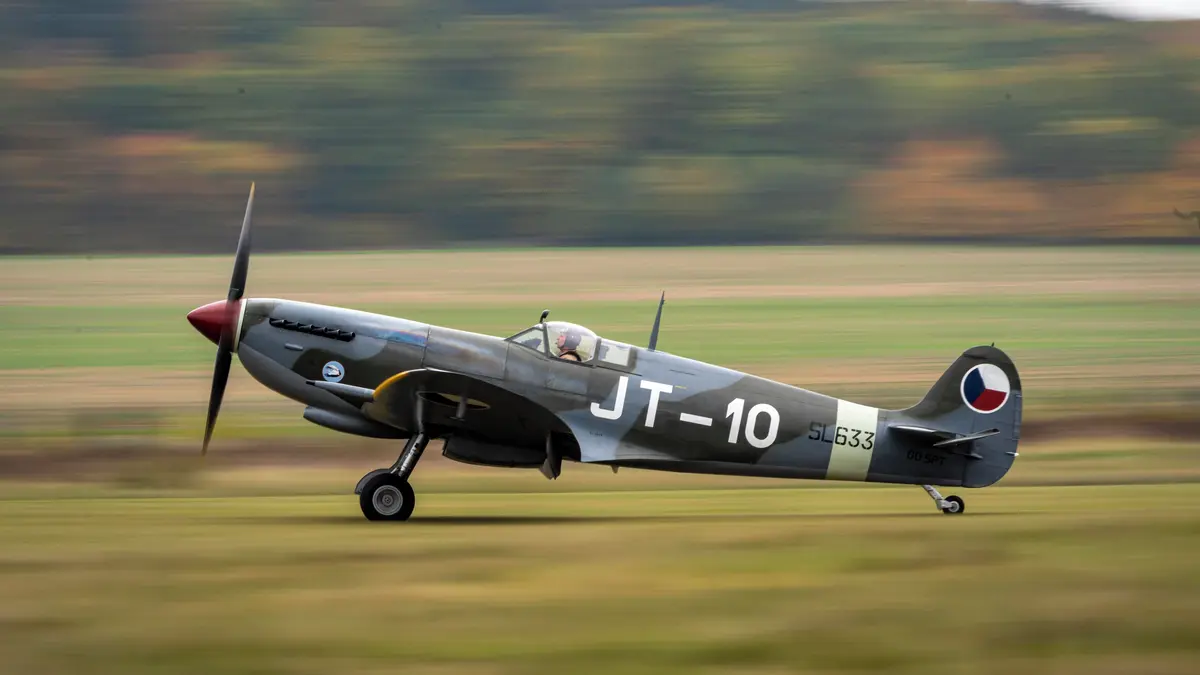 FOTO: Spitfire už létá nad Prahou. Ve vzduchu se setkala ikonická dvojice