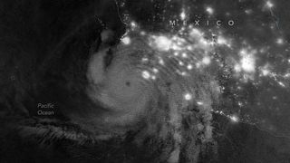 Hurikán Simon rozvlnil atmosféru desítky kilometrů nad Zemí. Neobvyklý jev zachytila družice