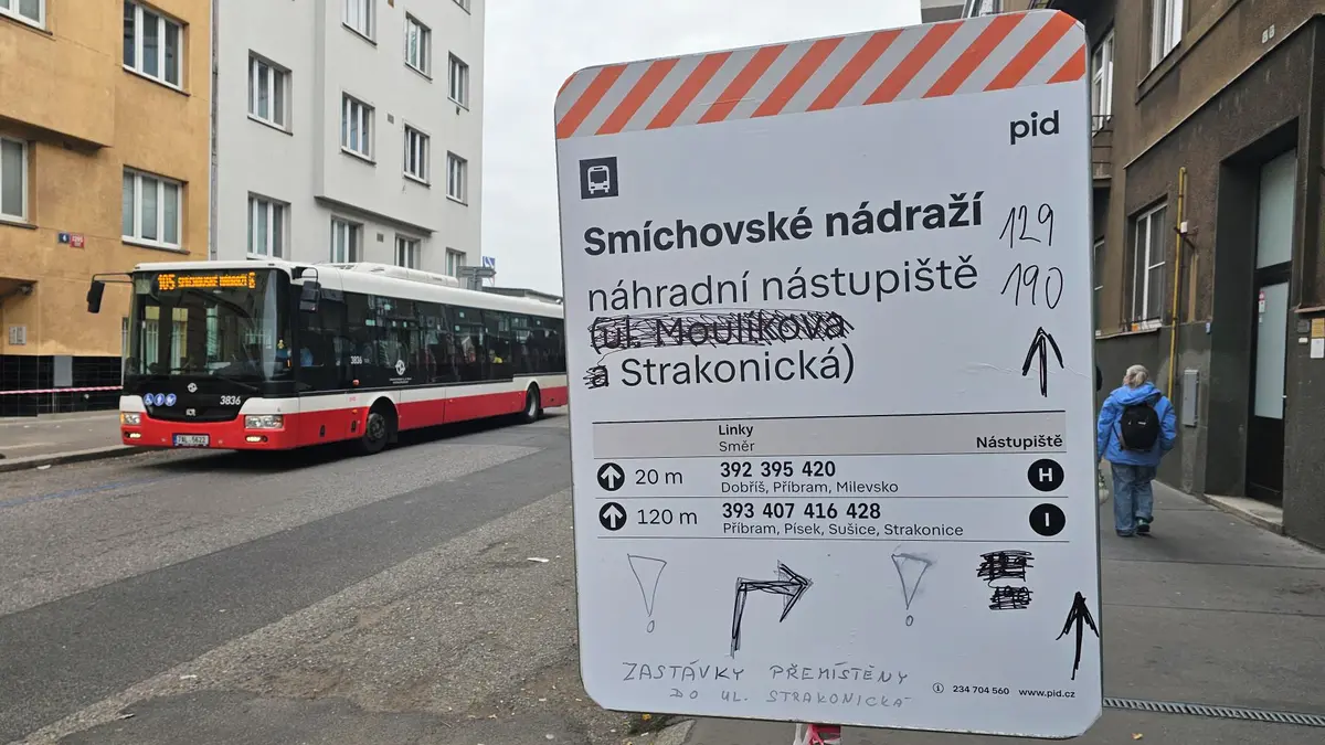 Den po kolapsu dopravy na Smíchově hledají lidé cestu po šipkách, pomáhají i fixy