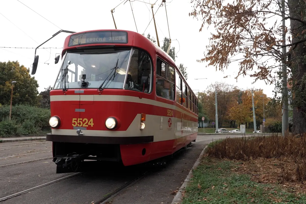 Chodec mi vběhl pod tramvaj, říká řidič. Nová kampaň má podobným incidentům zabránit
