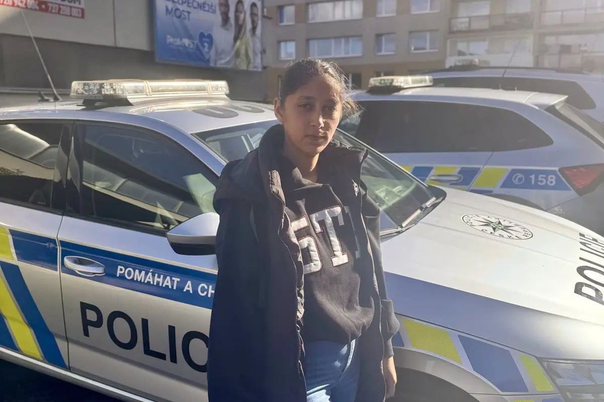 Žena v Mostě našla kabelku se sto tisíci, přinesla ji na policii   