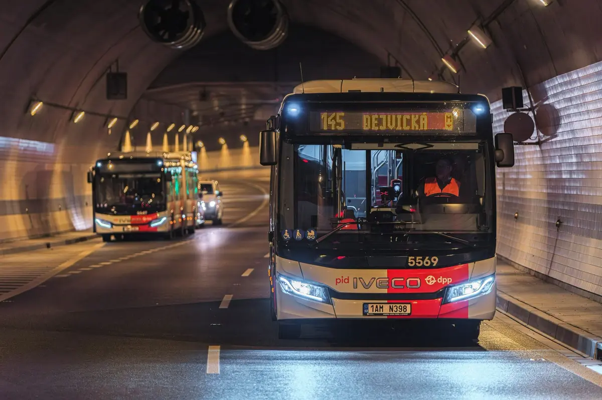 Tunelbus nabírá zpoždění u Prašného mostu, podle Ropidu nová linka za kolony nemůže