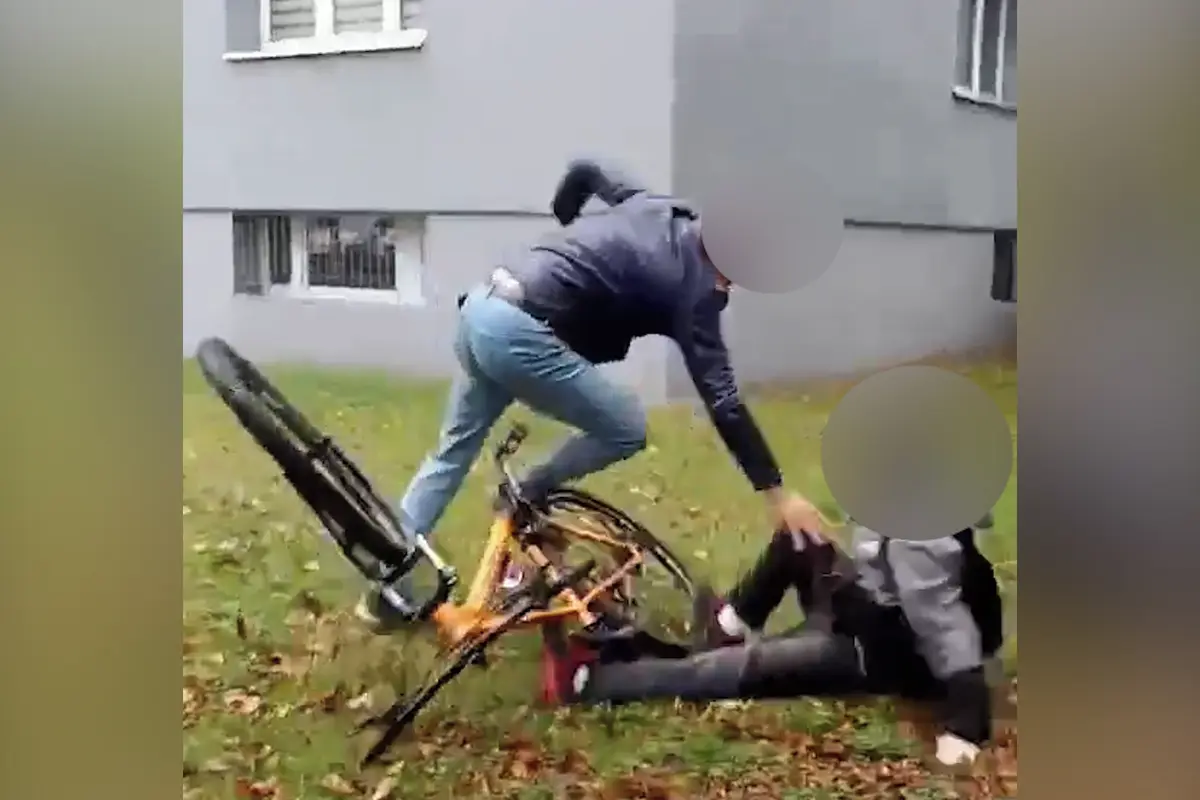 Muž v Krnově napadl dva chlapce, děti útok natočily