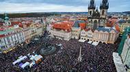 Svět si všiml plného Staroměstského náměstí. Média do detailu popisují protest Milionu chvilek