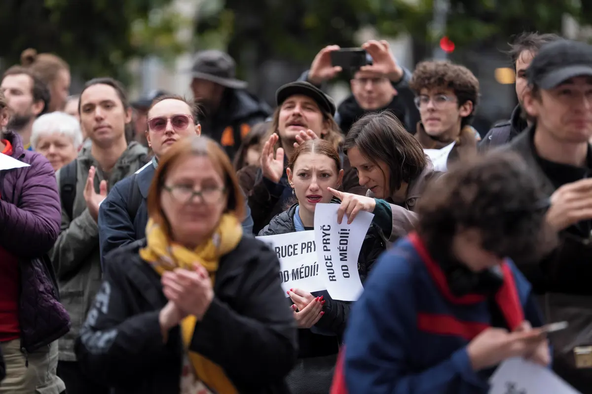 FOTO: Sněmovna začala rušit poplatky. Lidé spustili protesty