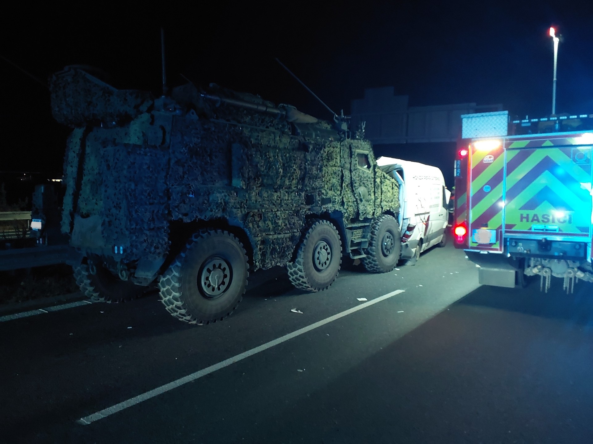 Na D35 se střetl obrněný transportér s dodávkou