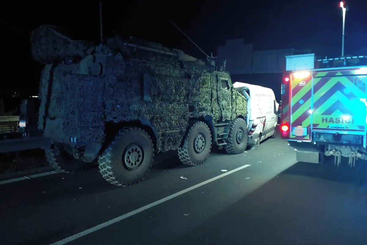 Na D35 se střetl obrněný transportér s dodávkou