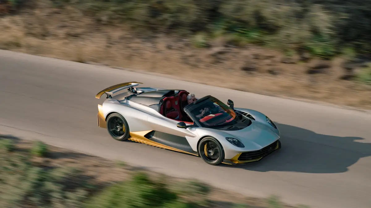 350 km/h s nebem nad hlavou. Extrémní supersport Aston Martin Valhalla přišel o střechu