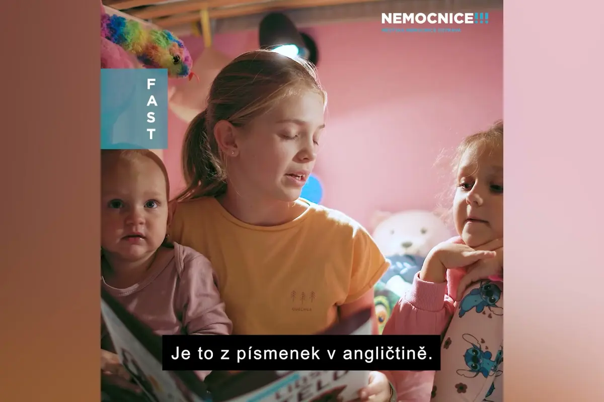 Mrtvice nečeká! Tři malé dívky učí dospělé, kdy volat záchranku