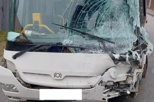 Řidič autobusu na Vysočině dostal smyk a čelně narazil do náklaďáku