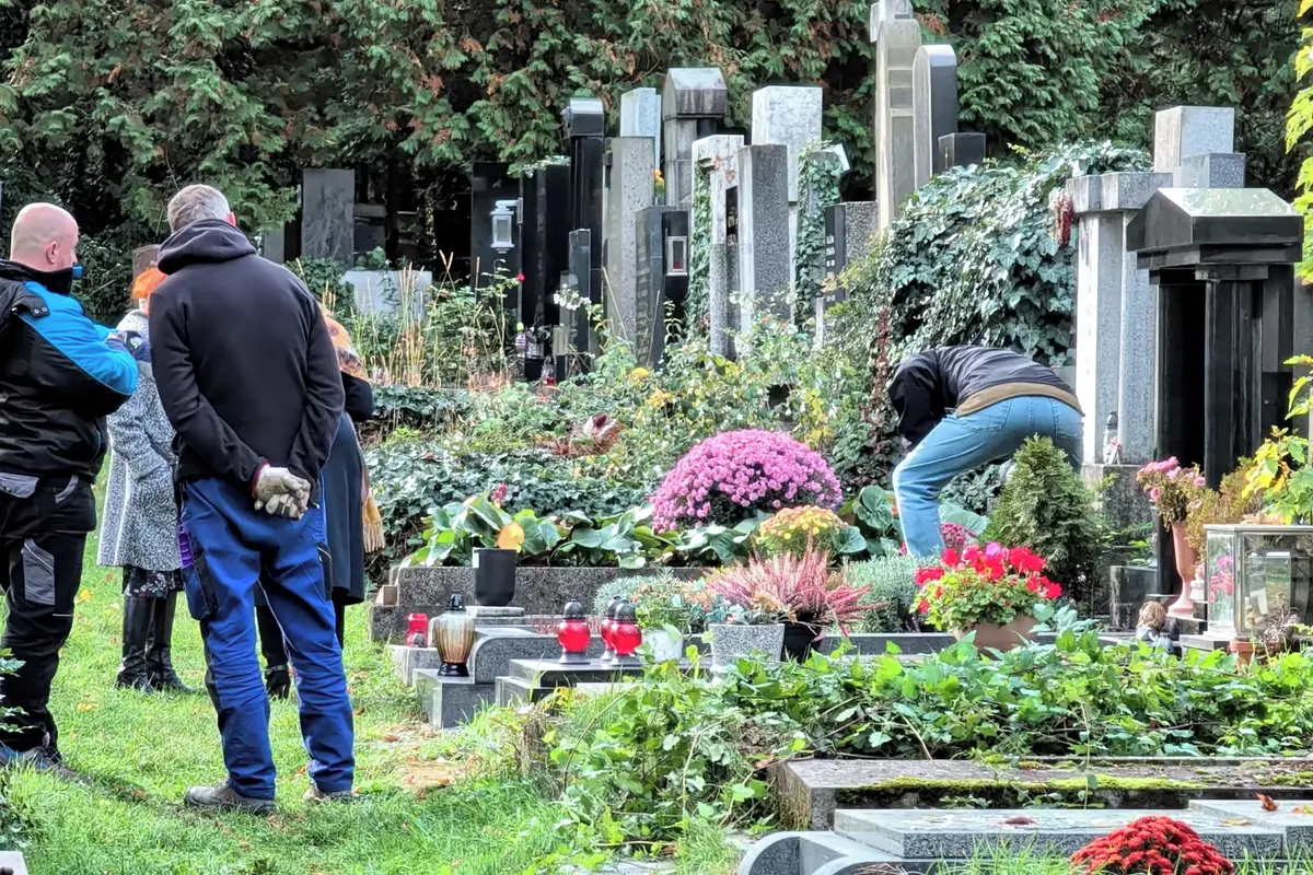 Dušičková výzdoba mění podobu. Dekorace jsou rok od roku menší
